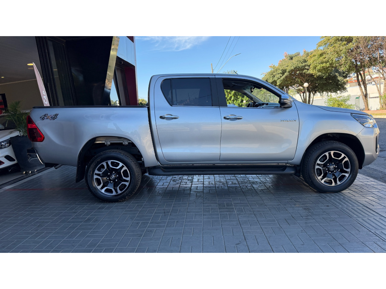 TOYOTA Hilux Caminhonete 2.8 16V SRX 4X4 TURBO DIESEL CABINE DUPLA AUTOMÁTICO