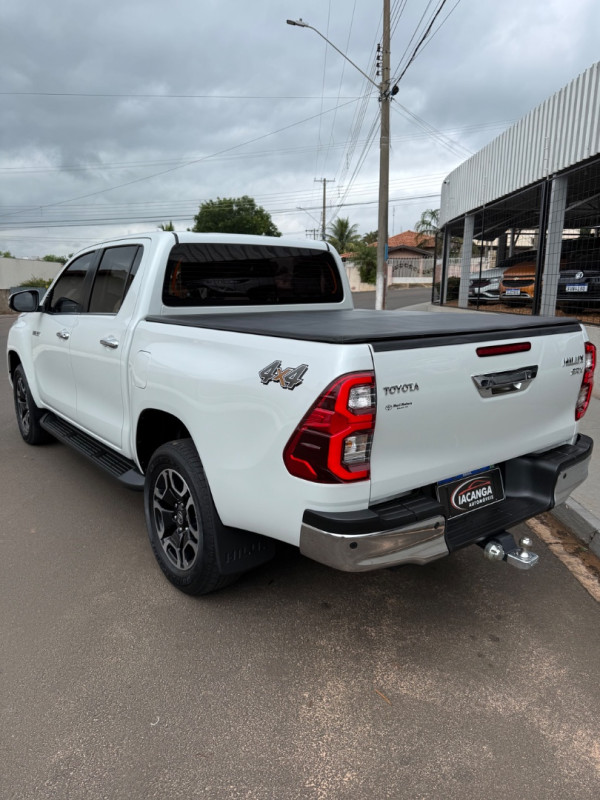 TOYOTA Hilux Caminhonete 2.8 16V SRX 4X4 TURBO DIESEL CABINE DUPLA AUTOMÁTICO