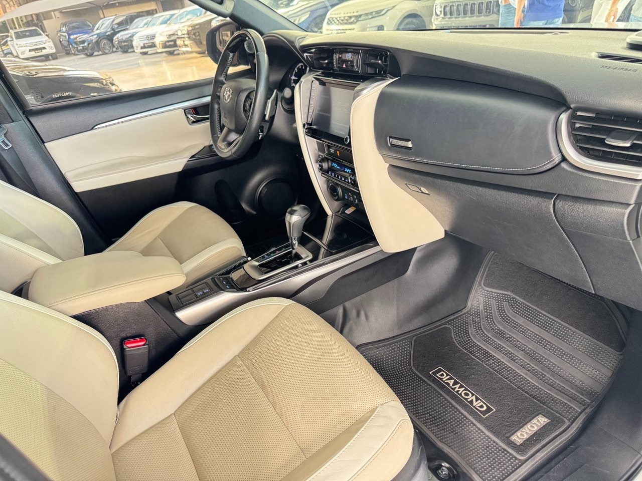 TOYOTA Hilux SW4 2.8 4P SRX 4X4 DIAMOND 7 LUGARES TURBO DIESEL AUTOMÁTICO