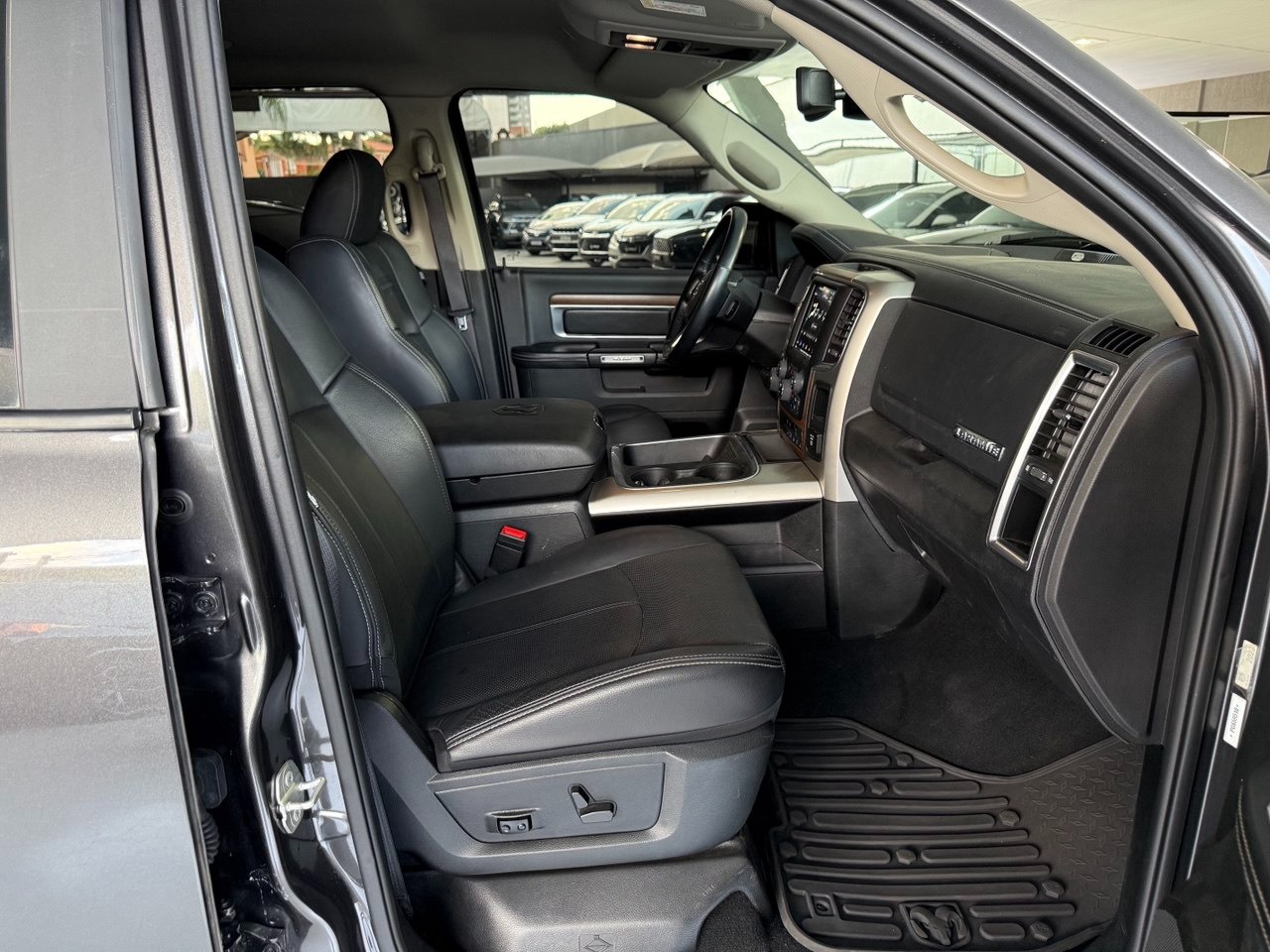 RAM Classic 5.7 V8 32V 4P HEMI LARAMIE AUTOMÁTICO