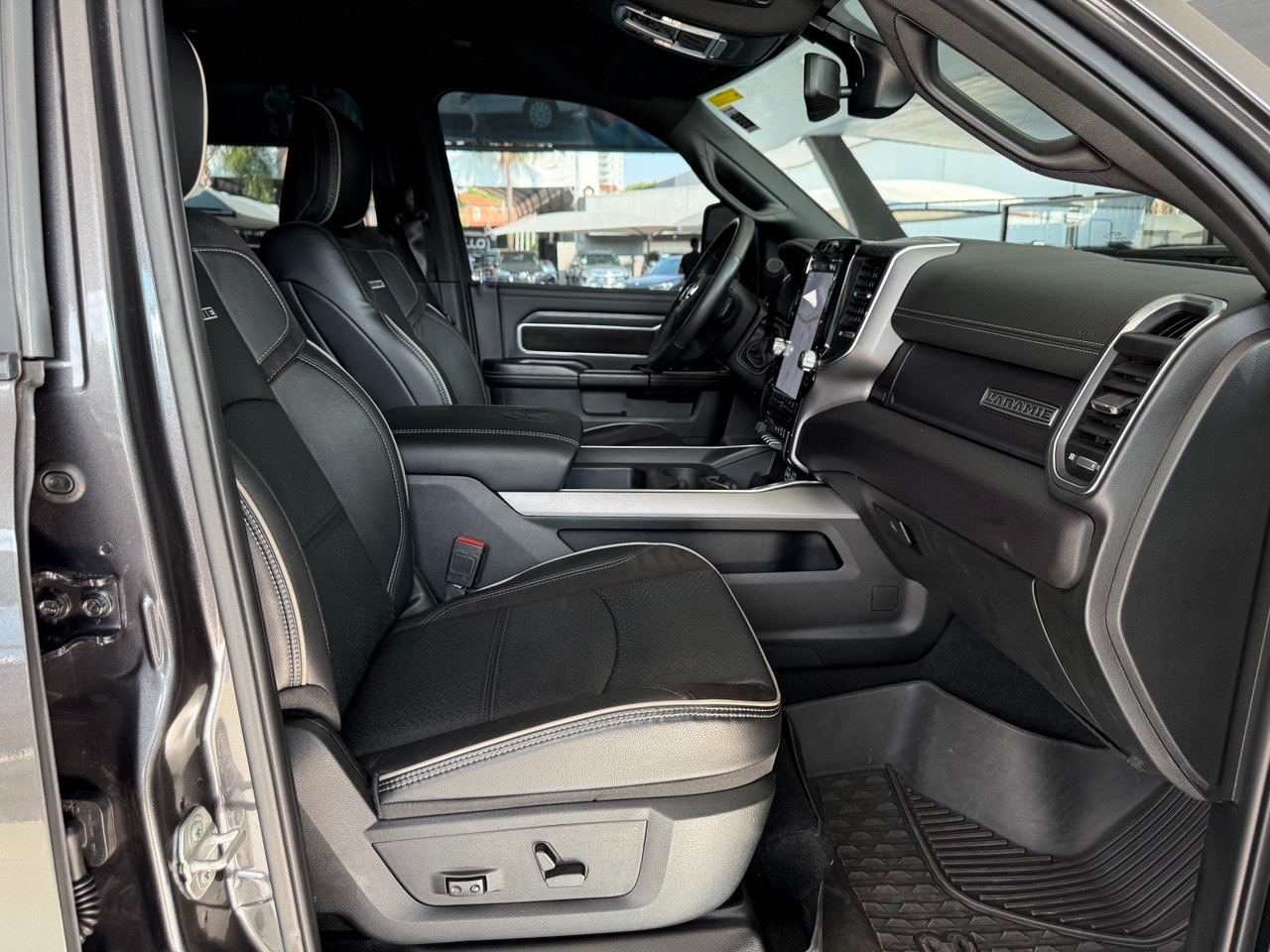 RAM 2500 6.7 I6 24V SLT CABINE DUPLA TURBO DIESEL NIGHT EDITION 4X4 AUTOMÁTICO