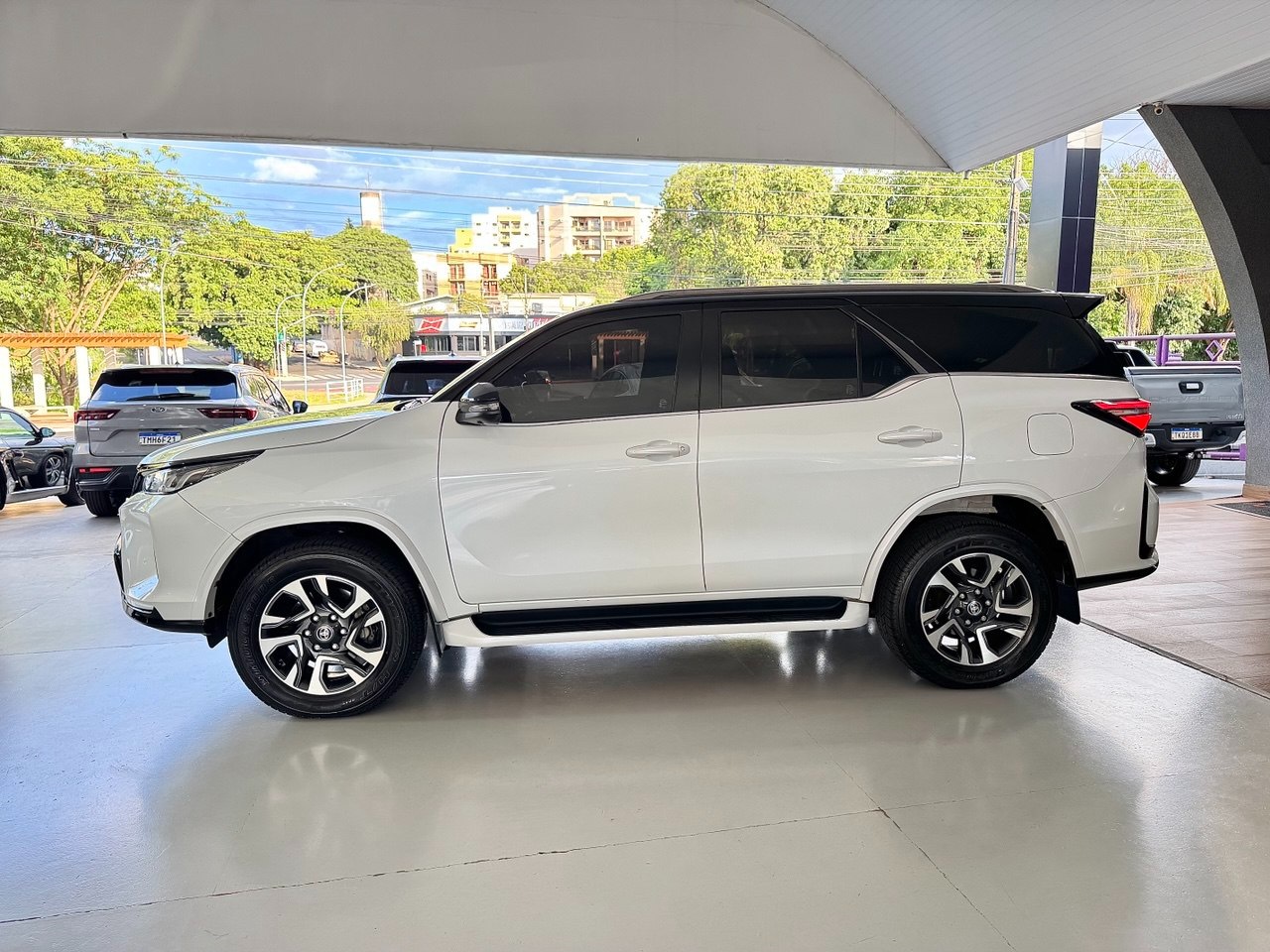 TOYOTA Hilux SW4 2.8 4P SRX 4X4 DIAMOND 7 LUGARES TURBO DIESEL AUTOMÁTICO