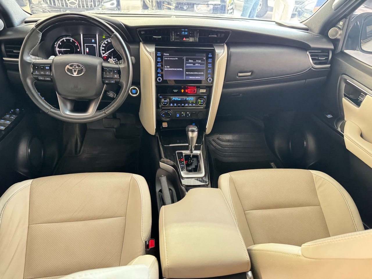 TOYOTA Hilux SW4 2.8 4P SRX 4X4 DIAMOND 7 LUGARES TURBO DIESEL AUTOMÁTICO