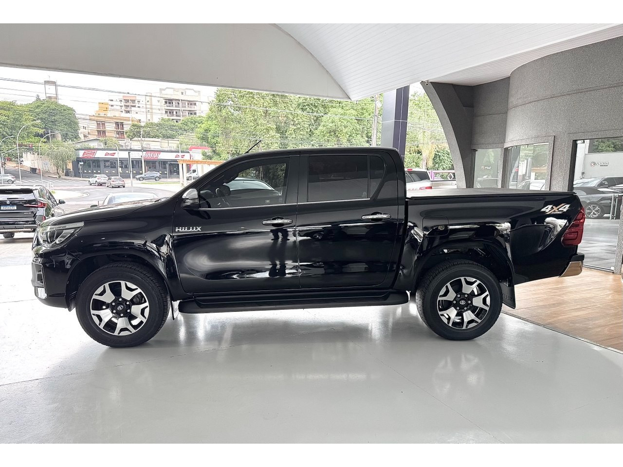 TOYOTA Hilux Caminhonete 2.8 16V SRX 4X4 TURBO DIESEL CABINE DUPLA AUTOMÁTICO