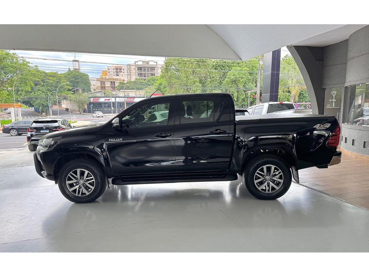 TOYOTA Hilux Caminhonete 2.8 16V SRV 4X4 DIESEL CABINE DUPLA AUTOMÁTICO