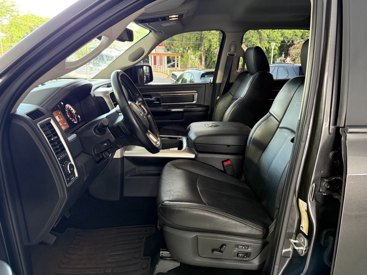 RAM Classic 5.7 V8 32V 4P HEMI LARAMIE AUTOMÁTICO