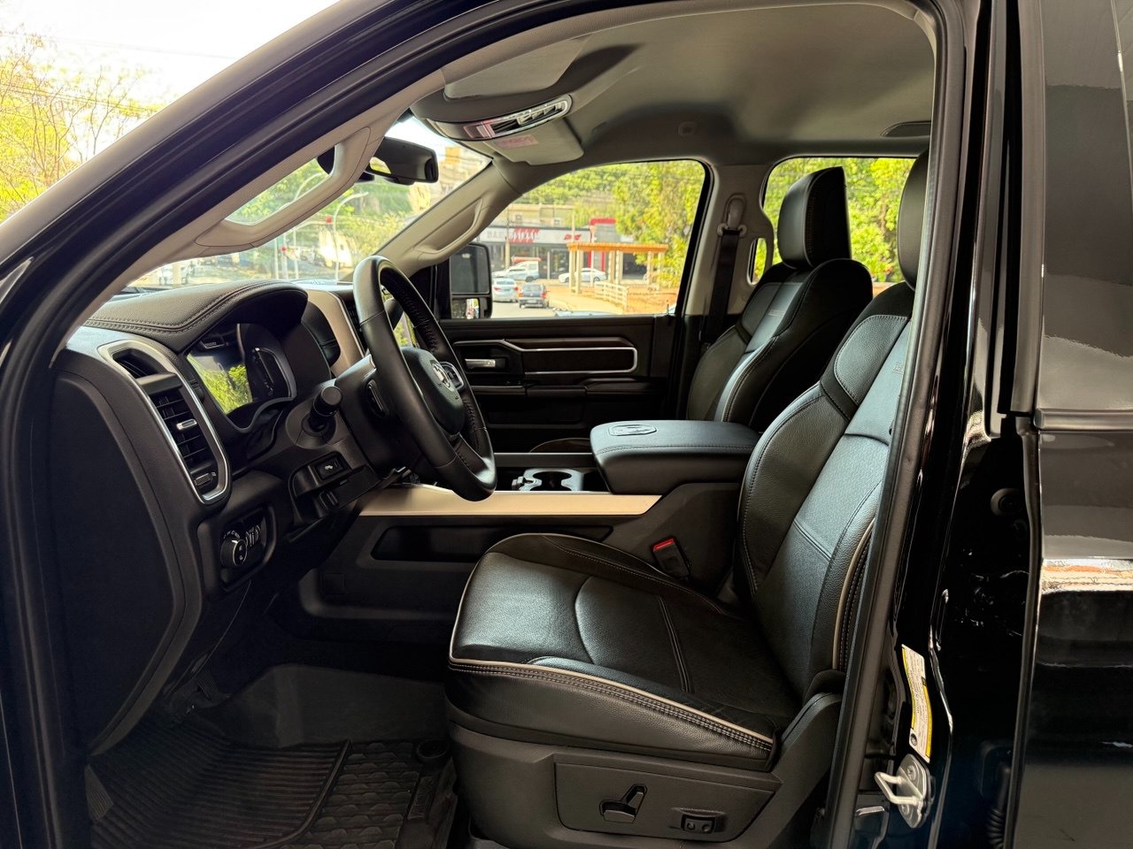 RAM 2500 6.7 I6 24V SLT CABINE DUPLA TURBO DIESEL LARAMIE 4X4 AUTOMÁTICO
