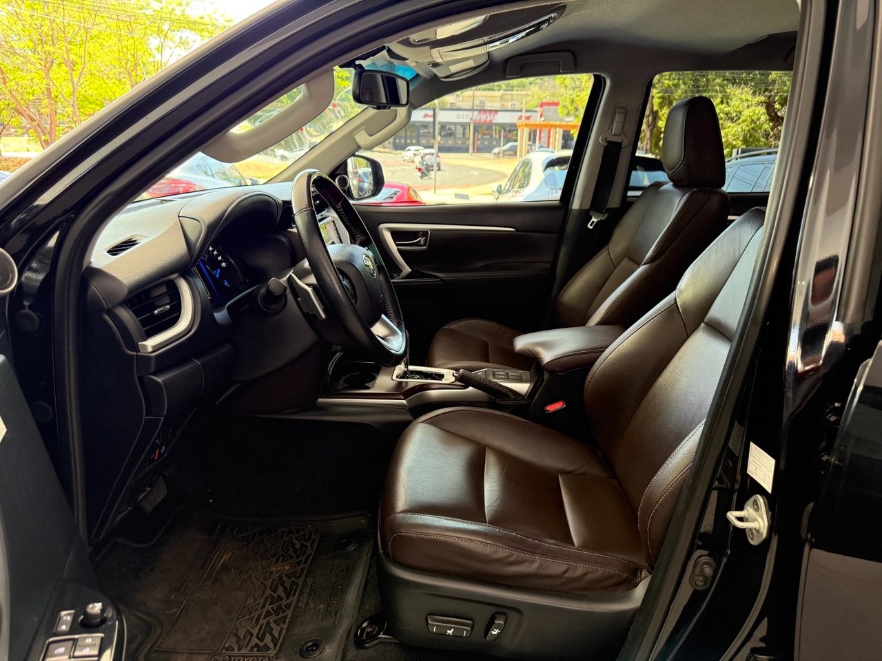TOYOTA Hilux SW4 2.8 16V 4P SRX 4X4 7 LUGARES TURBO DIESEL AUTOMÁTICO