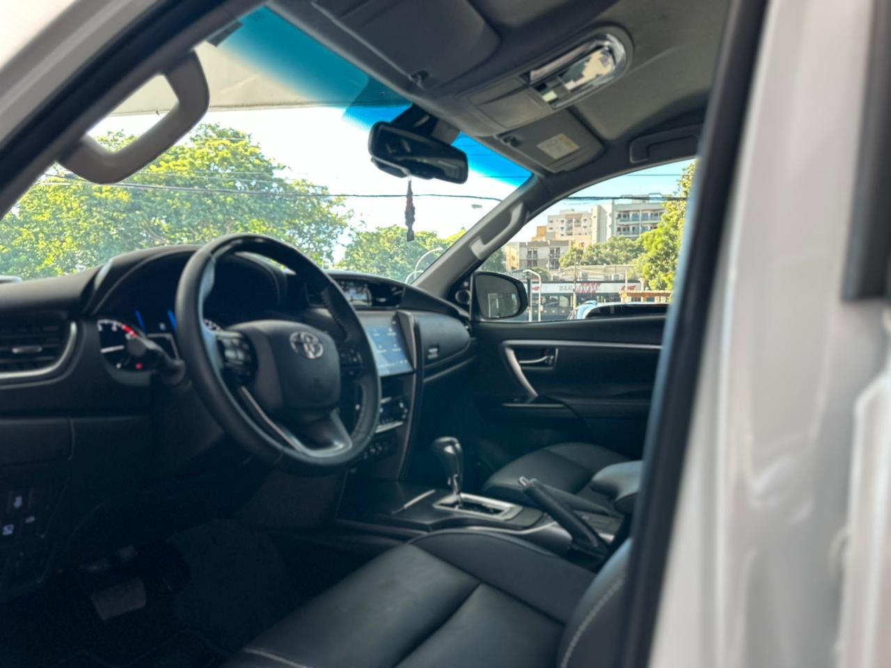 TOYOTA Hilux SW4 2.8 16V 4P SRX PLATINUM 4X4 7 LUGARES TURBO DIESEL AUTOMÁTICO