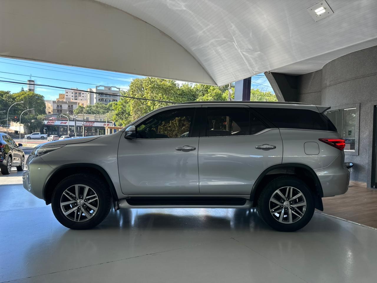 TOYOTA Hilux SW4 2.8 4P SRX 4X4 TURBO DIESEL AUTOMÁTICO