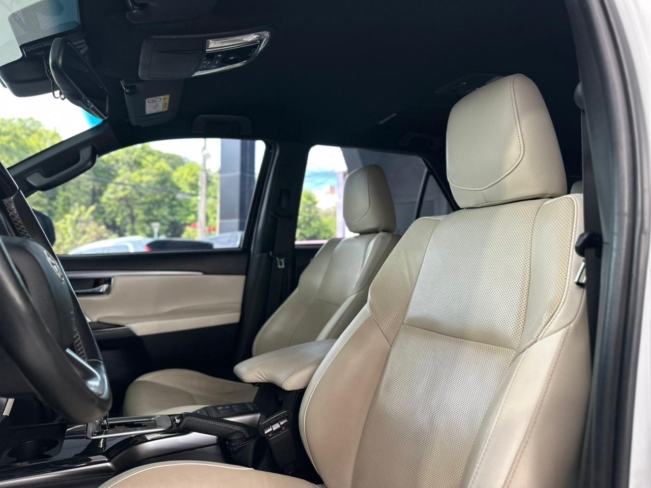 TOYOTA Hilux SW4 2.8 4P SRX 4X4 DIAMOND 7 LUGARES TURBO DIESEL AUTOMÁTICO