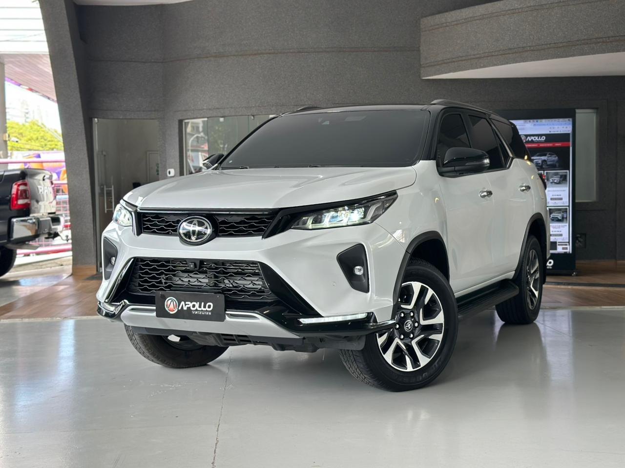 Hilux SW4 2.8 4P SRX 4X4 DIAMOND 7 LUGARES TURBO DIESEL AUTOMÁTICO
