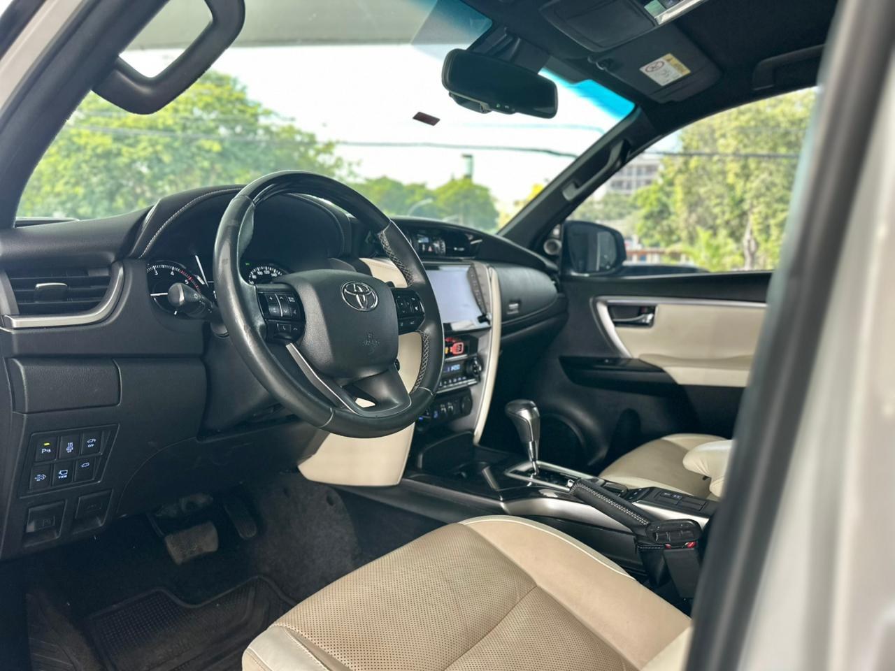 TOYOTA Hilux SW4 2.8 4P SRX 4X4 DIAMOND 7 LUGARES TURBO DIESEL AUTOMÁTICO