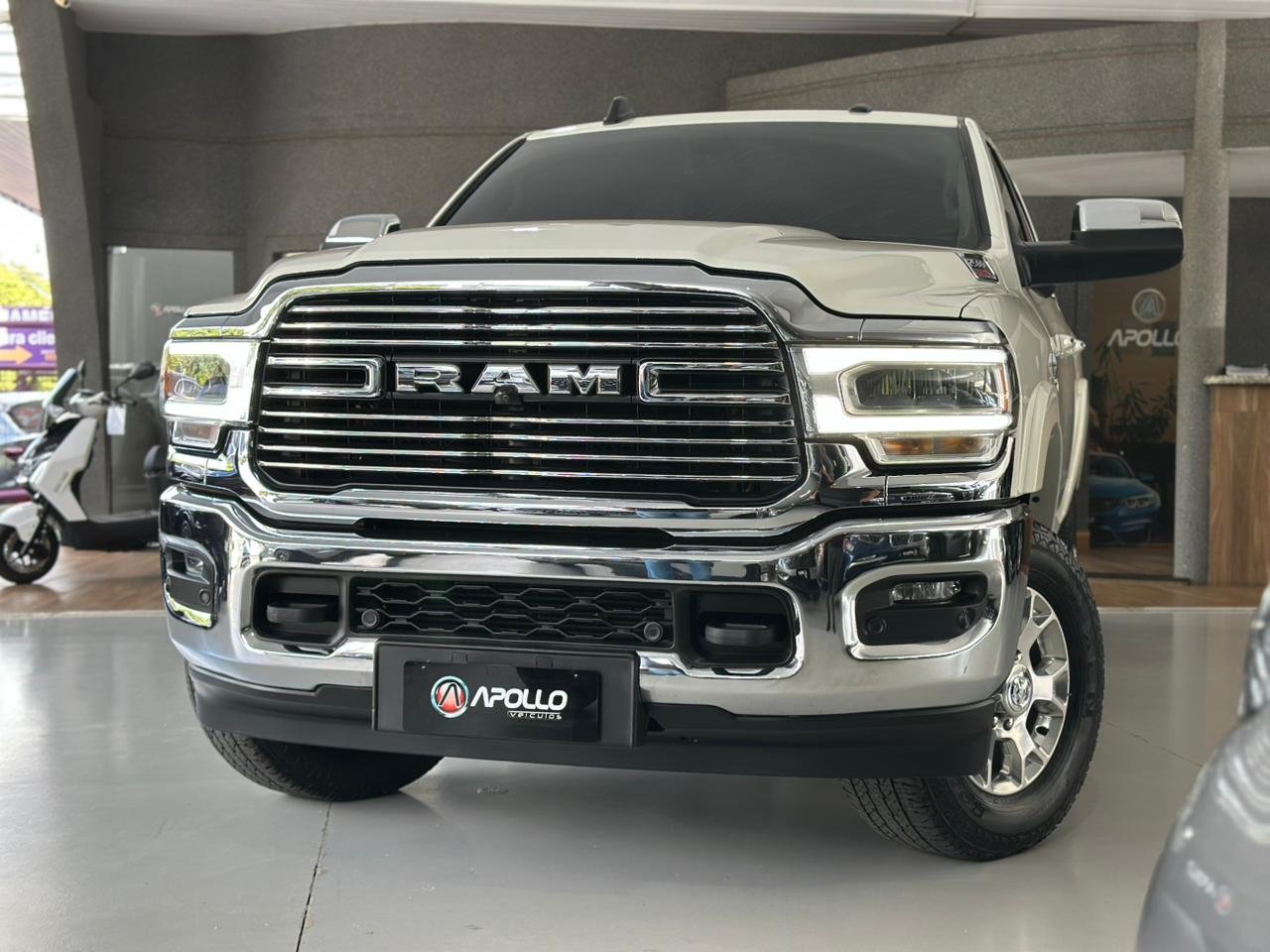 RAM 2500 6.7 I6 24V SLT CABINE DUPLA TURBO DIESEL LARAMIE 4X4 AUTOMÁTICO
