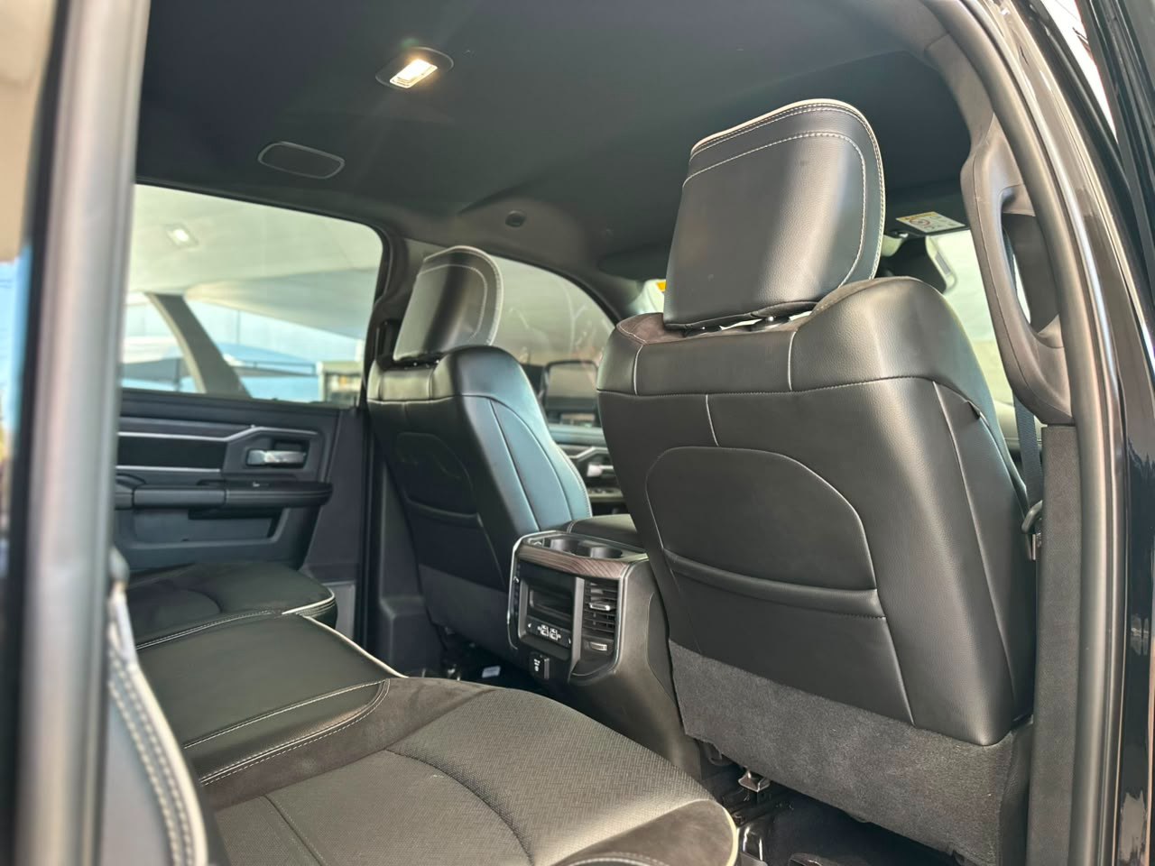 RAM 3500 6.7 I6 LARAMIE NIGHT EDITION CABINE DUPLA 4X4 TURBO DIESEL AUTOMÁTICO