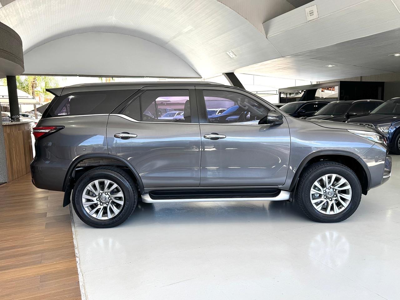 TOYOTA Hilux SW4 2.8 16V 4P SRX 4X4 7 LUGARES TURBO DIESEL AUTOMÁTICO