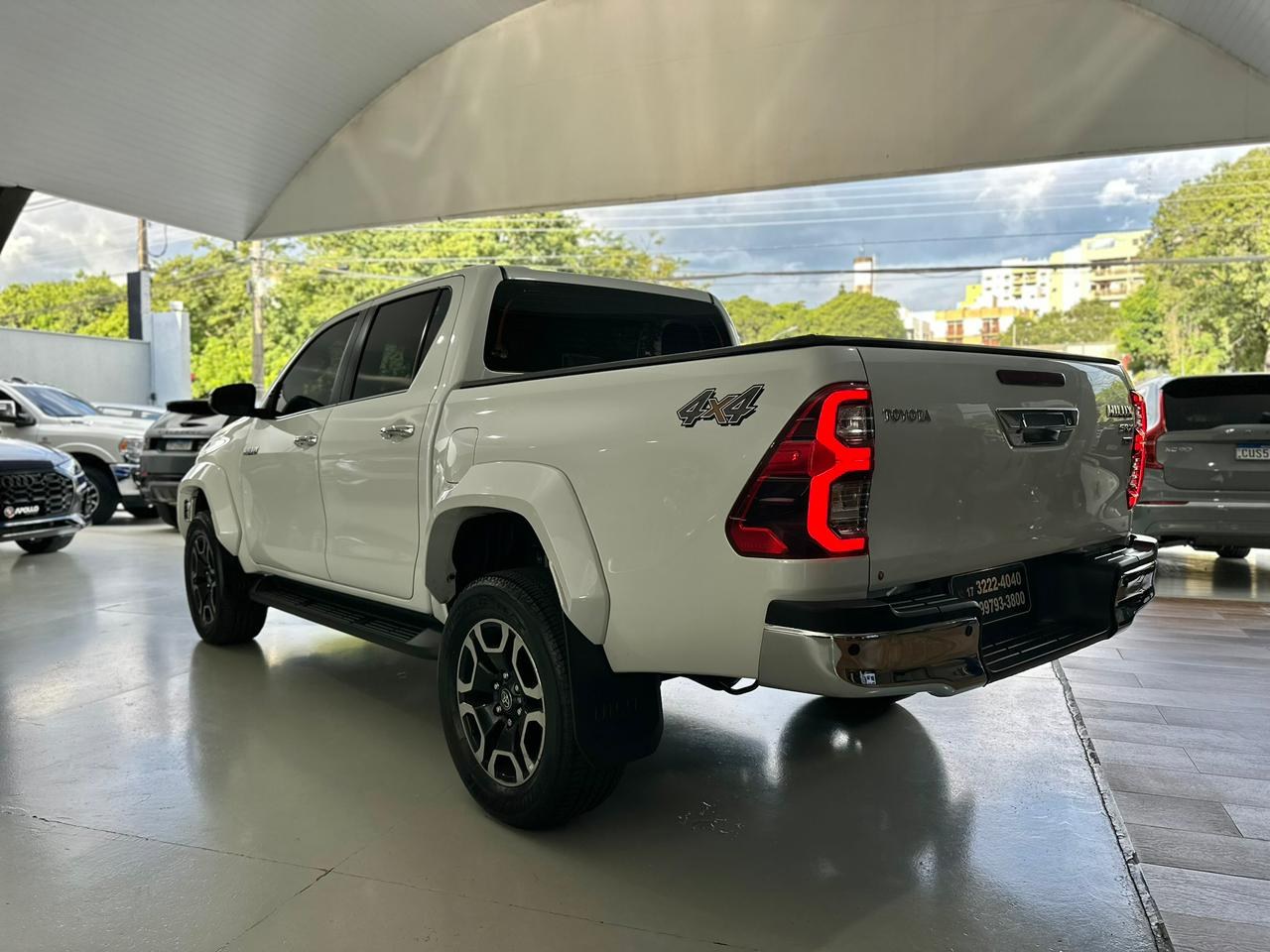 TOYOTA Hilux Caminhonete 2.8 16V SRX PLUS 4X4 TURBO DIESEL CABINE DUPLA AUTOMÁTICO