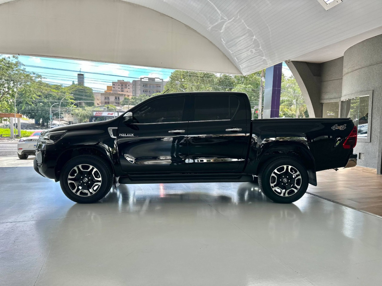 TOYOTA Hilux Caminhonete 2.8 16V SRX 4X4 TURBO DIESEL CABINE DUPLA AUTOMÁTICO