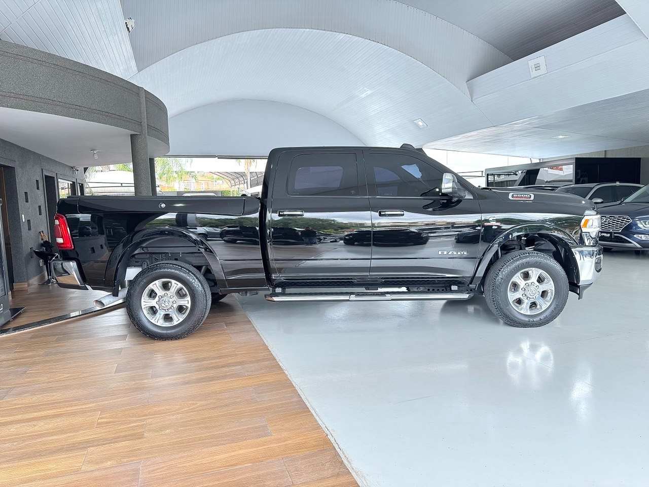 RAM 2500 6.7 I6 24V SLT CABINE DUPLA TURBO DIESEL LARAMIE 4X4 AUTOMÁTICO