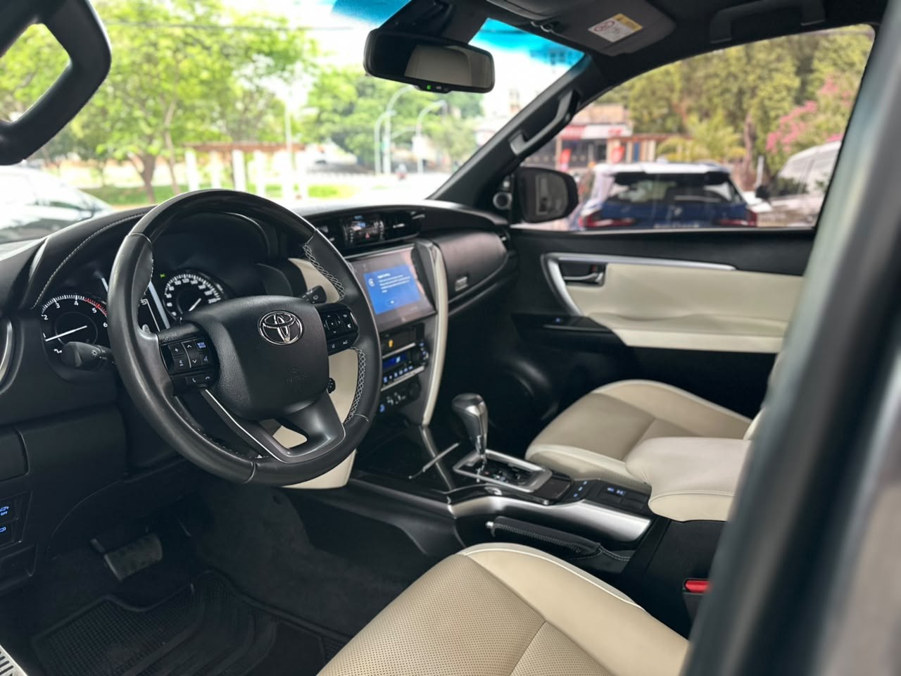 TOYOTA Hilux SW4 2.8 4P SRX 4X4 DIAMOND 7 LUGARES TURBO DIESEL AUTOMÁTICO
