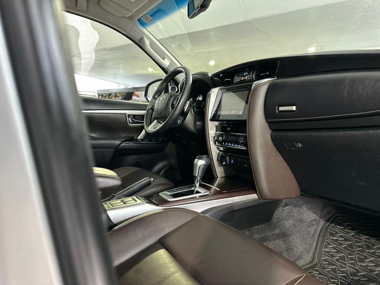 TOYOTA Hilux SW4 2.8 16V 4P SRX 4X4 7 LUGARES TURBO DIESEL AUTOMÁTICO