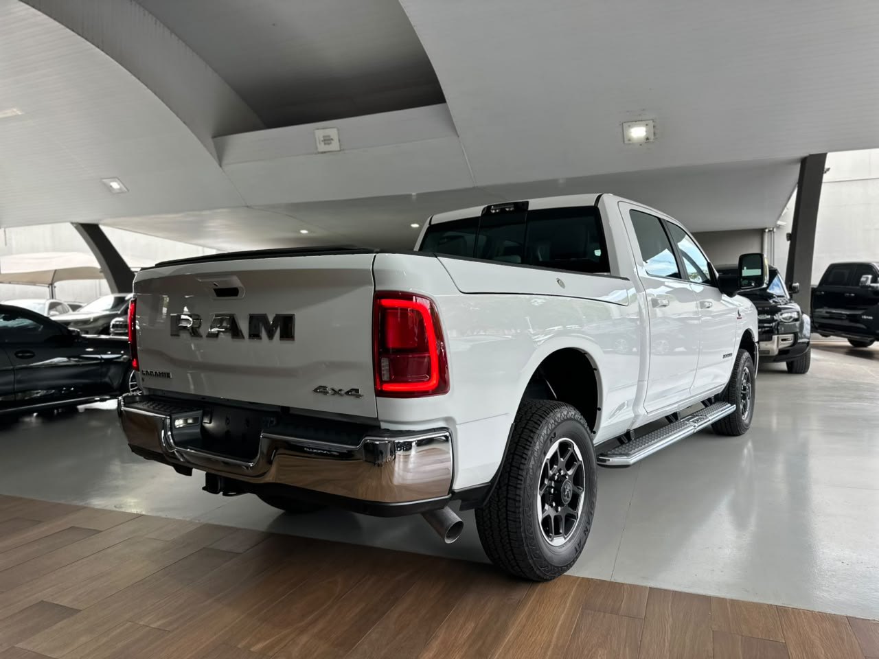 RAM 2500 6.7 I6 24V SLT CABINE DUPLA TURBO DIESEL LARAMIE 4X4 AUTOMÁTICO
