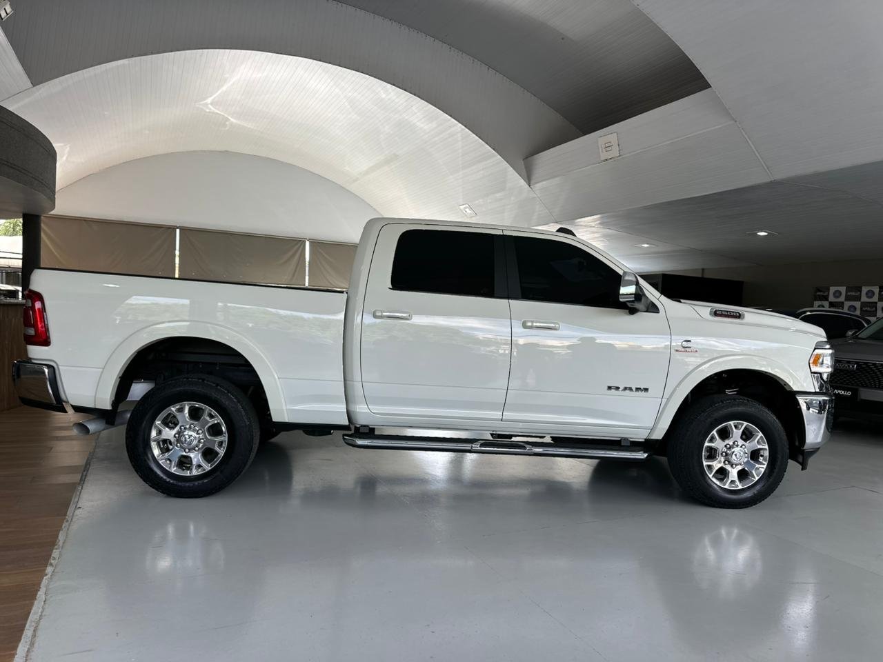 RAM 2500 6.7 I6 24V SLT CABINE DUPLA TURBO DIESEL LARAMIE 4X4 AUTOMÁTICO