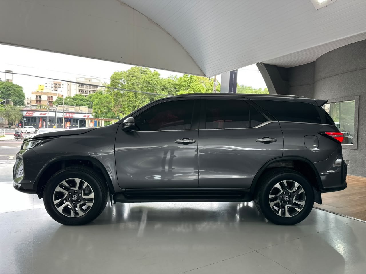 TOYOTA Hilux SW4 2.8 4P SRX 4X4 DIAMOND 7 LUGARES TURBO DIESEL AUTOMÁTICO