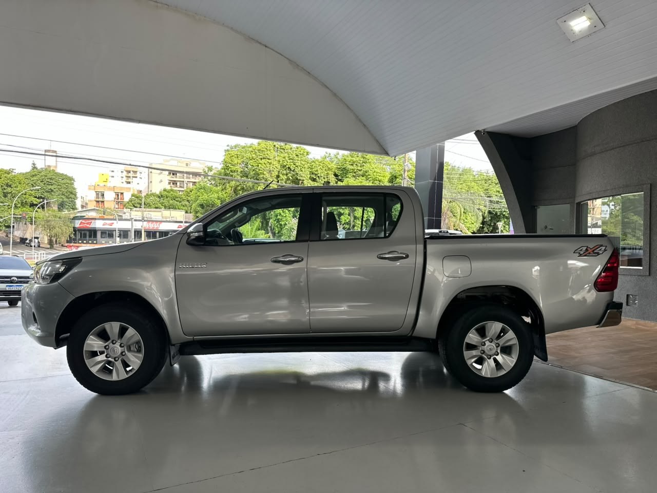 TOYOTA Hilux Caminhonete 2.8 16V SRV 4X4 DIESEL CABINE DUPLA AUTOMÁTICO