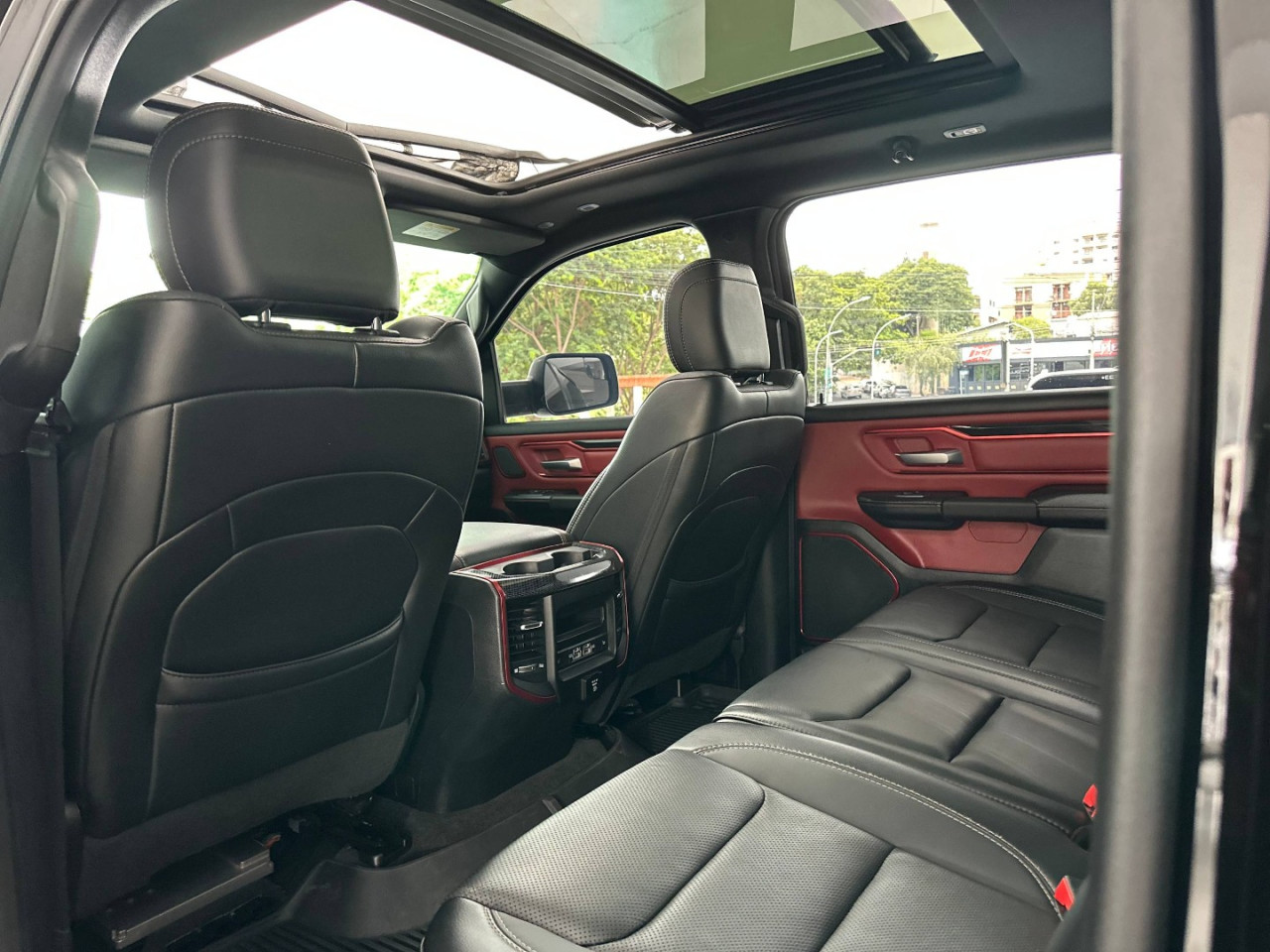 RAM 1500 5.7 V8 REBEL CABINE DUPLA 4X4 AUTOMÁTICO