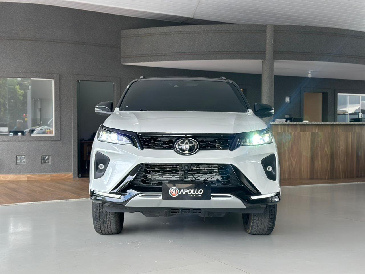 TOYOTA Hilux SW4 2.8 4P SRX 4X4 DIAMOND 7 LUGARES TURBO DIESEL AUTOMÁTICO