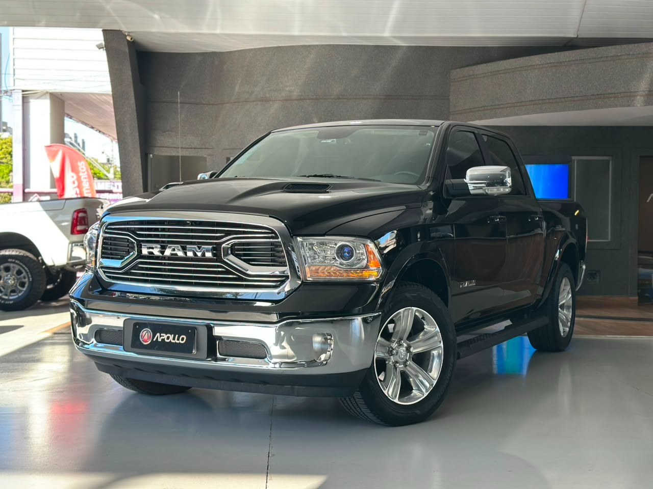 Classic 5.7 V8 32V 4P HEMI LARAMIE AUTOMÁTICO