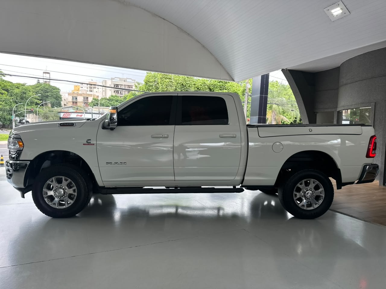 RAM 2500 6.7 I6 24V SLT CABINE DUPLA TURBO DIESEL LARAMIE 4X4 AUTOMÁTICO
