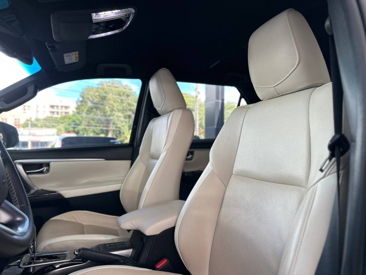 TOYOTA Hilux SW4 2.8 4P SRX 4X4 DIAMOND 7 LUGARES TURBO DIESEL AUTOMÁTICO