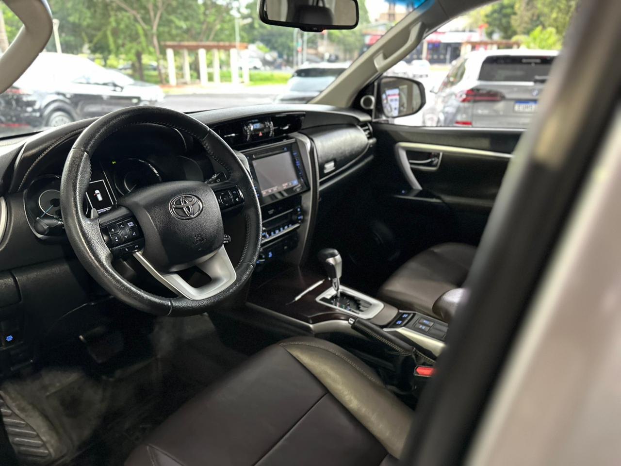 TOYOTA Hilux SW4 2.8 16V 4P SRX 4X4 7 LUGARES TURBO DIESEL AUTOMÁTICO