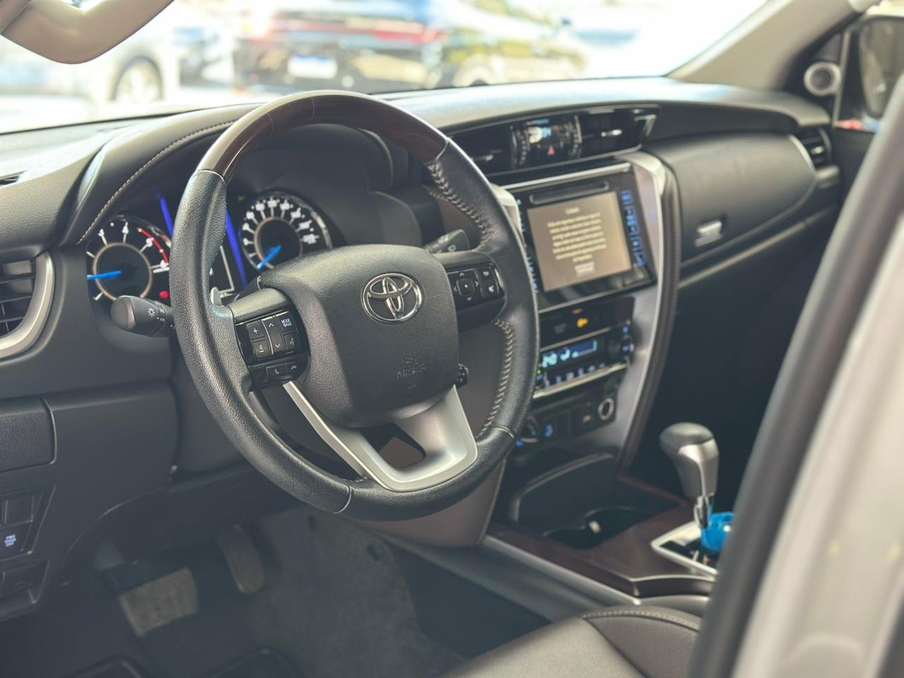 TOYOTA Hilux SW4 2.8 4P SRX 4X4 TURBO DIESEL AUTOMÁTICO