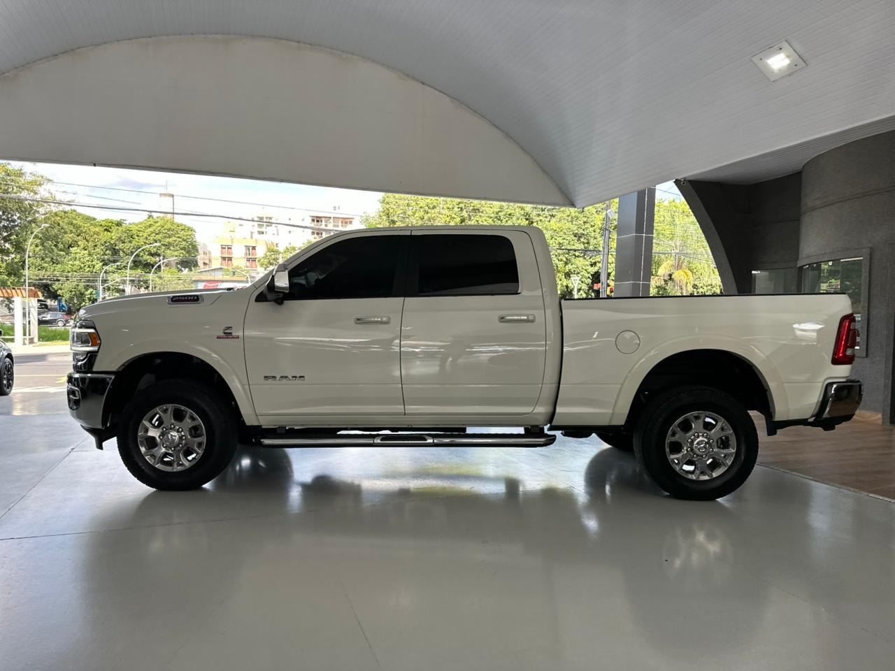 RAM 2500 6.7 I6 24V SLT CABINE DUPLA TURBO DIESEL LARAMIE 4X4 AUTOMÁTICO