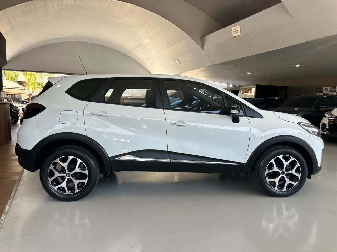 RENAULT Captur 1.6 16V 4P FLEX SCE INTENSE X-TRONIC CVT