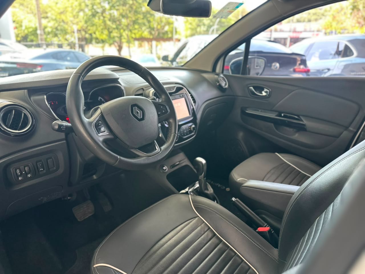 RENAULT Captur 1.6 16V 4P FLEX SCE INTENSE X-TRONIC CVT