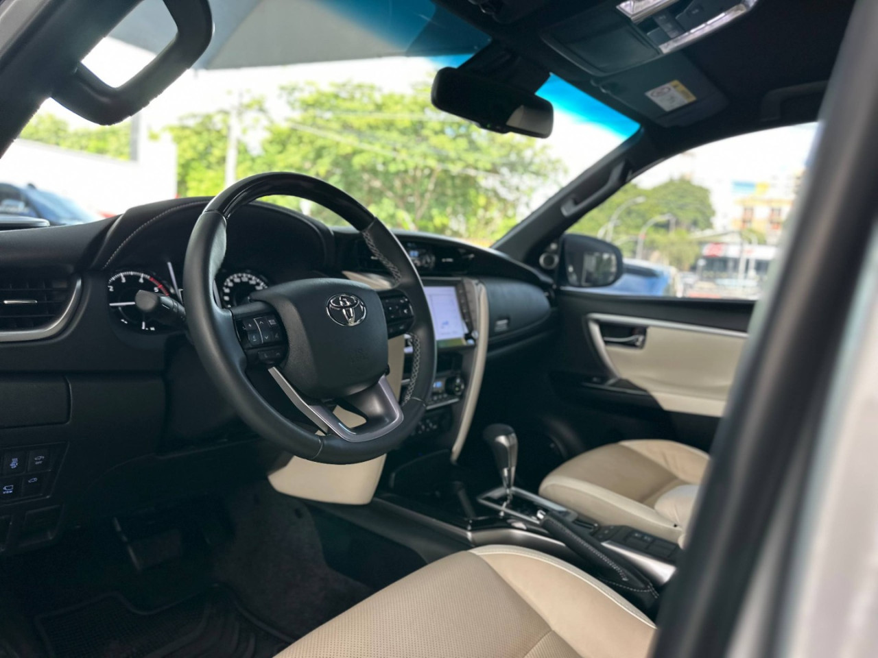 TOYOTA Hilux SW4 2.8 4P SRX 4X4 DIAMOND 7 LUGARES TURBO DIESEL AUTOMÁTICO