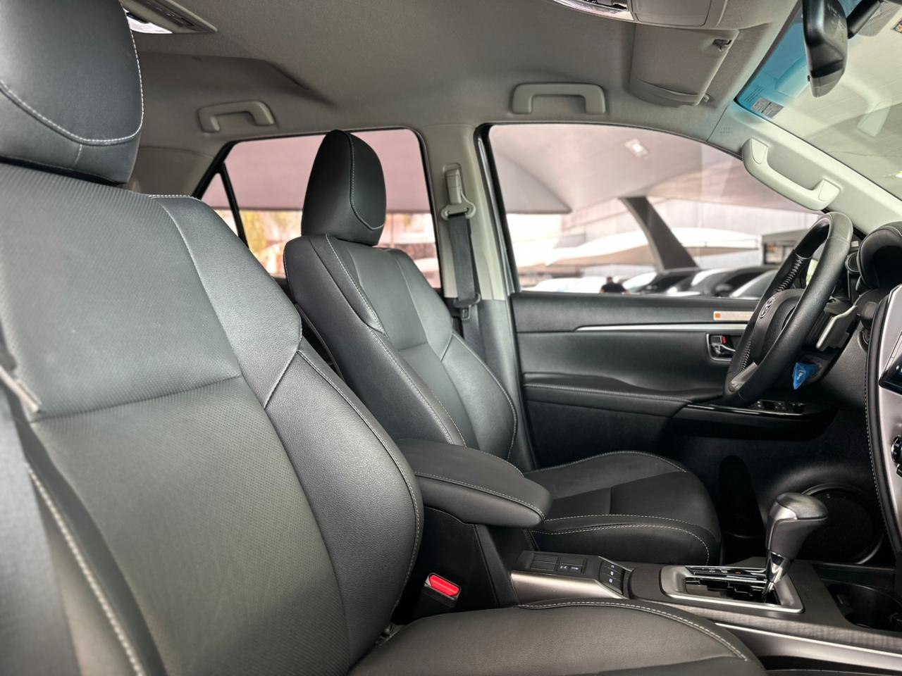 TOYOTA Hilux SW4 2.8 4P SRX 4X4 TURBO DIESEL AUTOMÁTICO