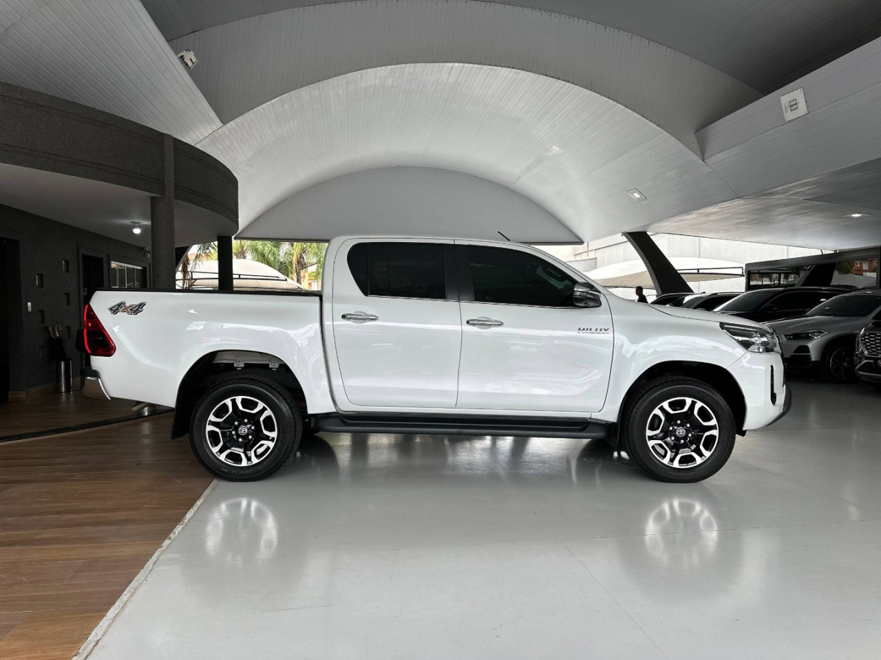 TOYOTA Hilux Caminhonete 2.8 16V SRX 4X4 TURBO DIESEL CABINE DUPLA AUTOMÁTICO