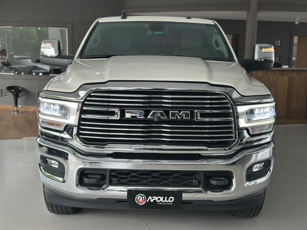 RAM 2500 6.7 I6 24V SLT CABINE DUPLA TURBO DIESEL LARAMIE 4X4 AUTOMÁTICO
