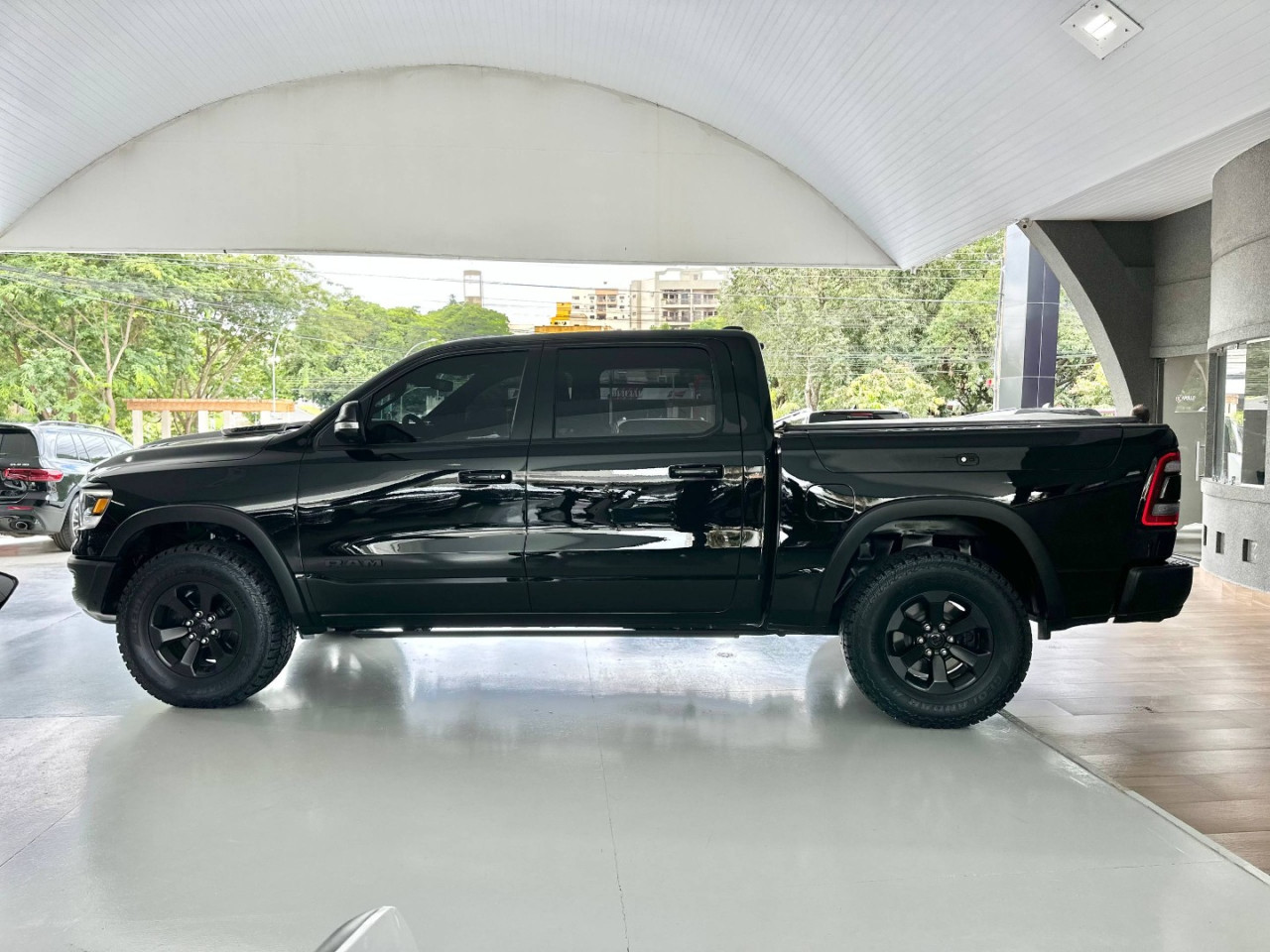RAM 1500 5.7 V8 REBEL CABINE DUPLA 4X4 AUTOMÁTICO