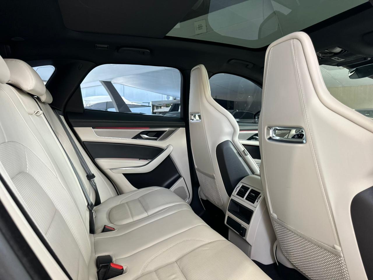 JAGUAR F-Pace 2.0 16V 4P AWD P400E PHEV R-DYNAMIC SE TURBO AUTOMÁTICO