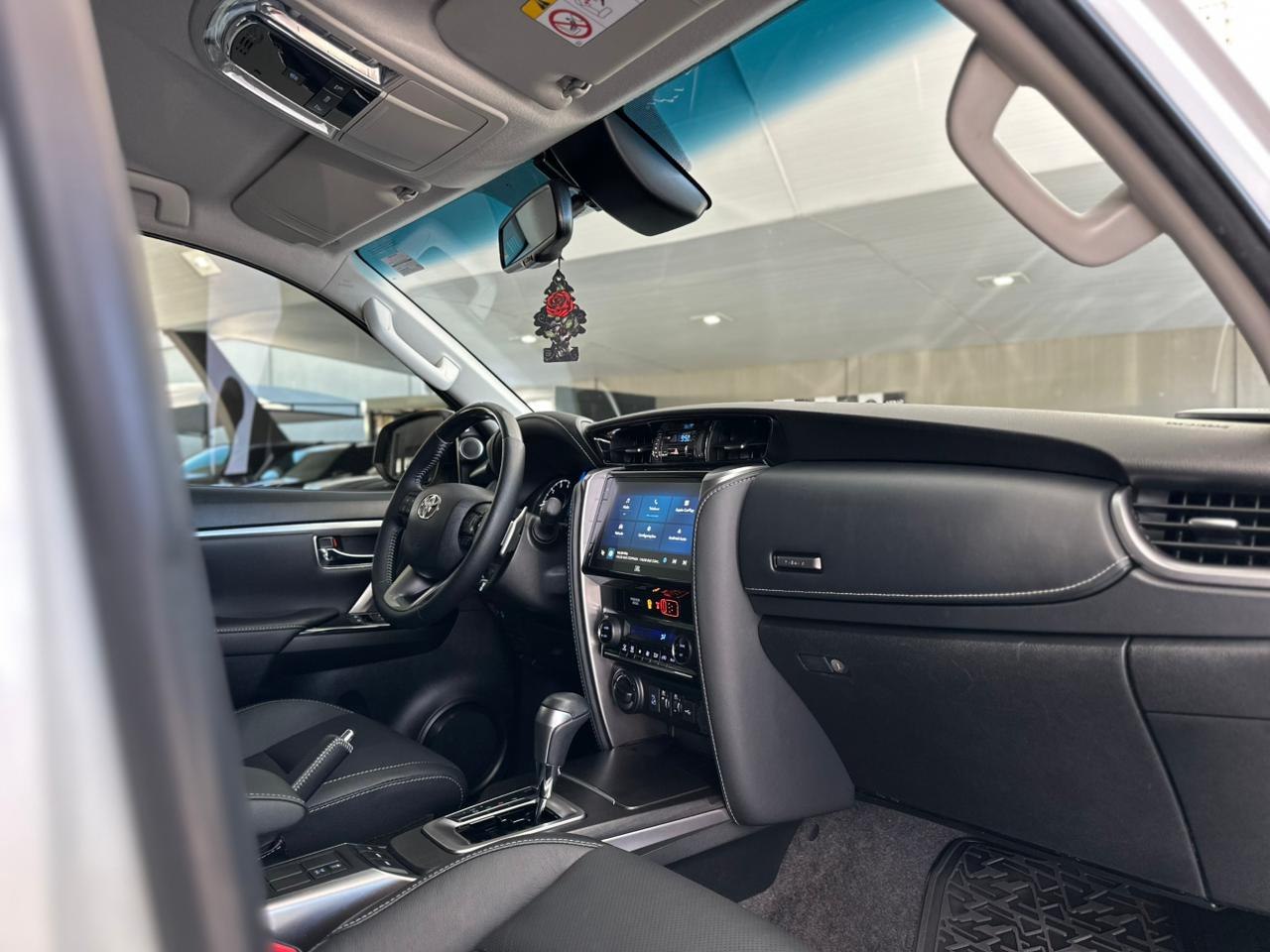 TOYOTA Hilux SW4 2.8 16V 4P SRX PLATINUM 4X4 7 LUGARES TURBO DIESEL AUTOMÁTICO
