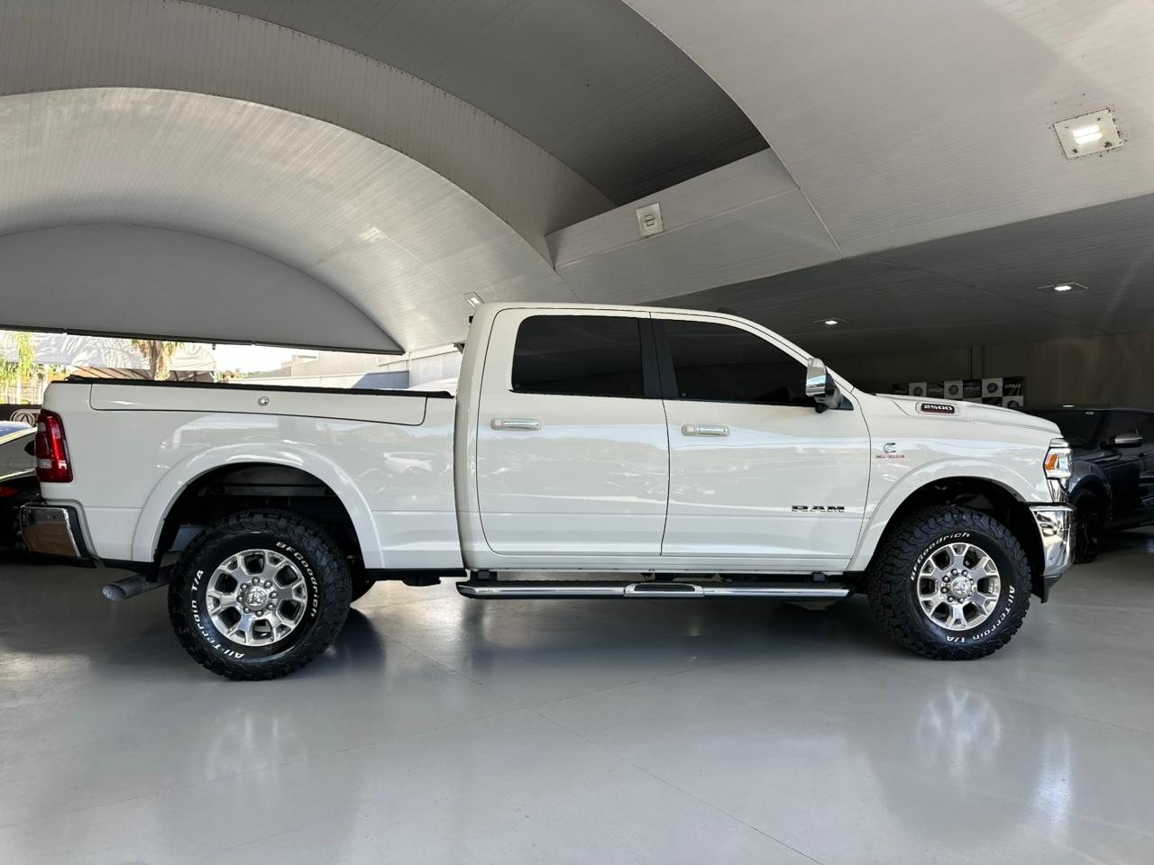 RAM 2500 6.7 I6 24V SLT CABINE DUPLA TURBO DIESEL LARAMIE 4X4 AUTOMÁTICO