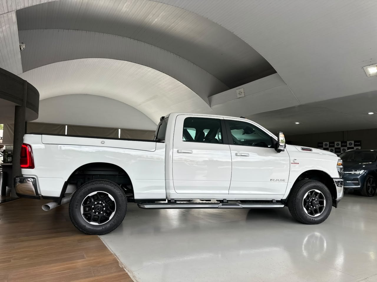 RAM 2500 6.7 I6 24V SLT CABINE DUPLA TURBO DIESEL LARAMIE 4X4 AUTOMÁTICO