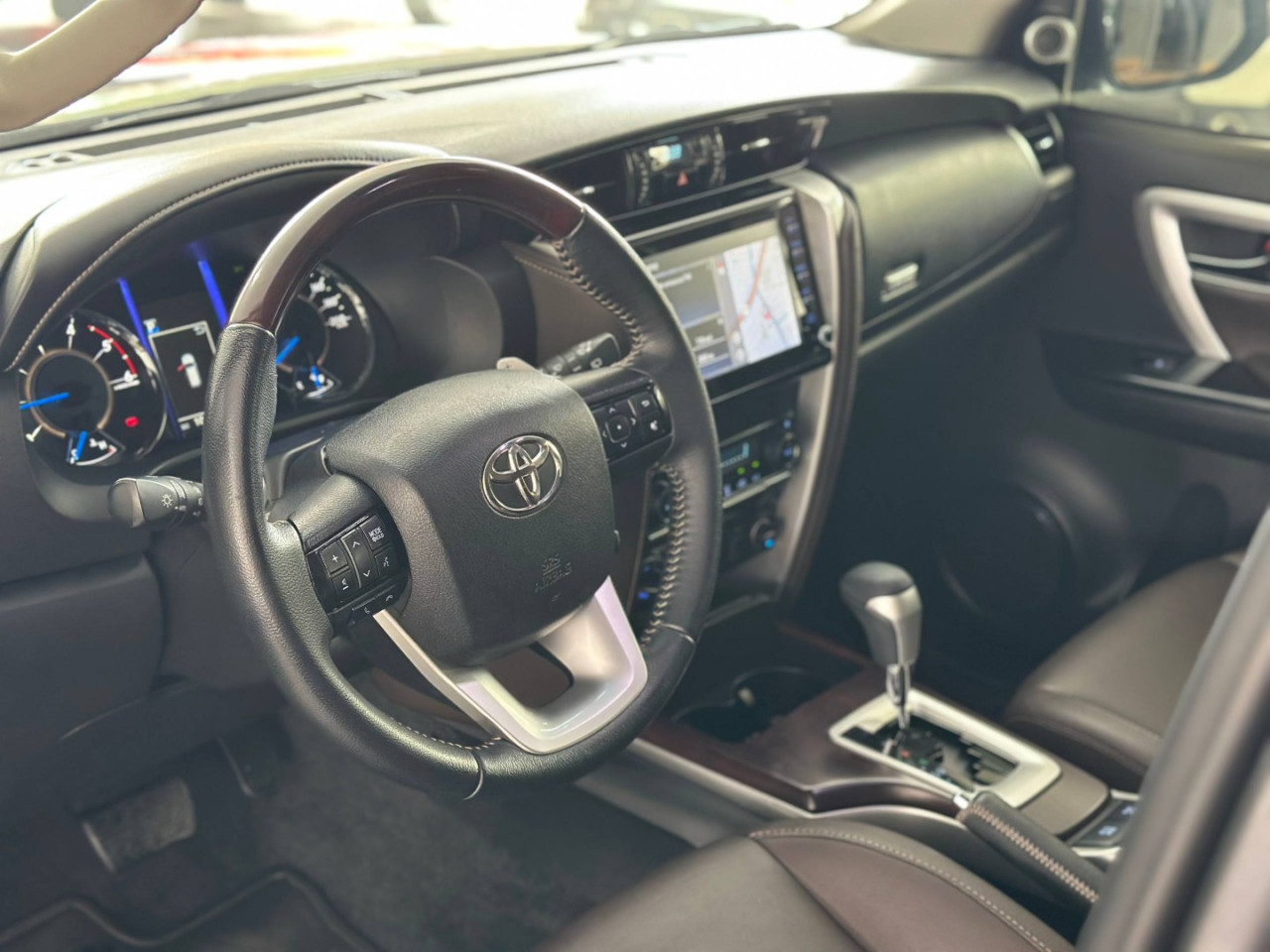 TOYOTA Hilux SW4 2.8 16V 4P SRX 4X4 7 LUGARES TURBO DIESEL AUTOMÁTICO