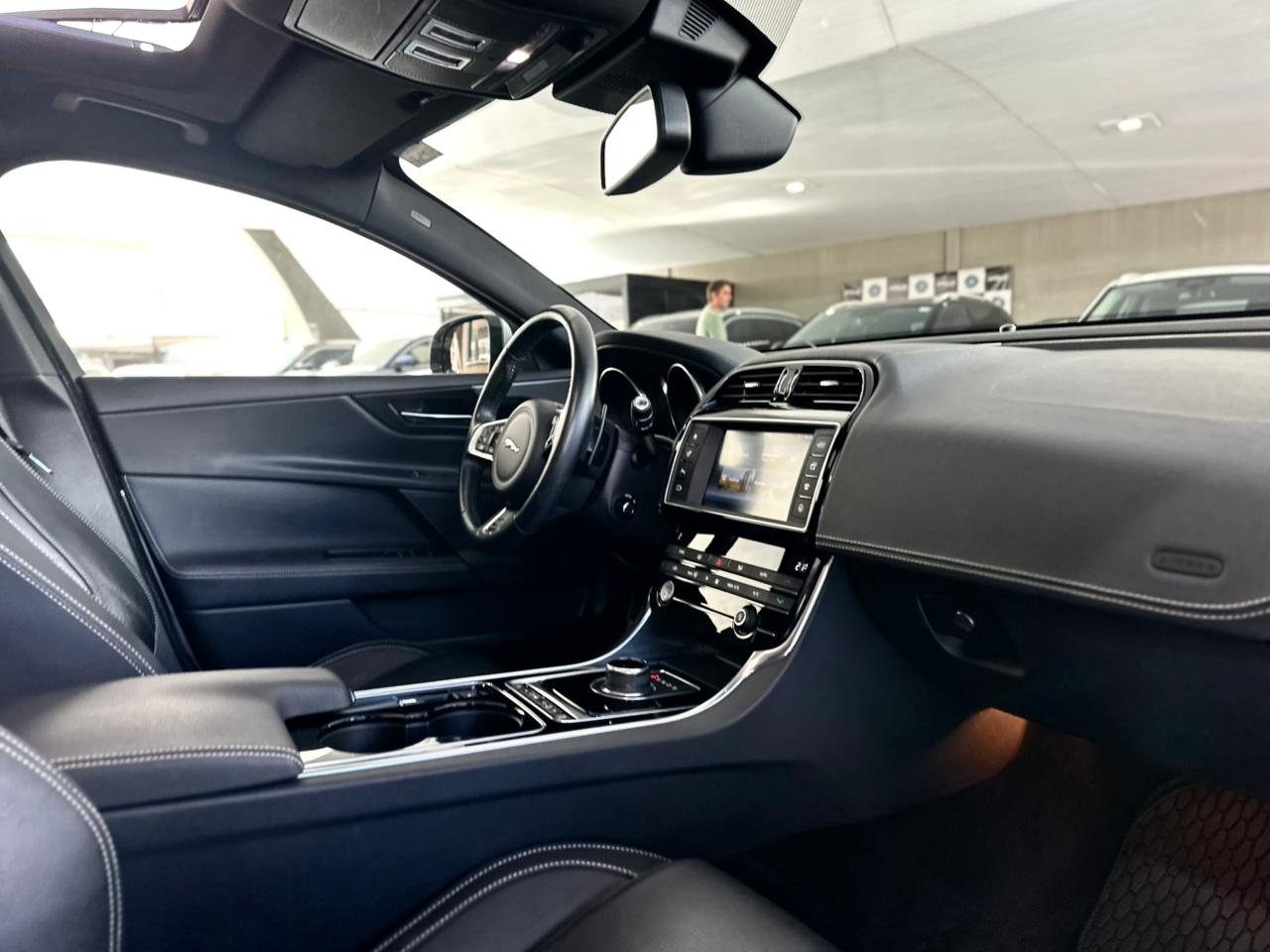 JAGUAR XE 2.0 16V 4P SI4 R-SPORT TURBO AUTOMÁTICO